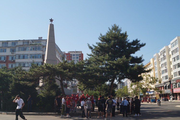 В Китае стартовал международный туристический маршрут «Красный Туманган», направленный на сохранение исторической памяти и развитие трансграничного туризма. Проект приурочен к 80-летию Победы в Войне сопротивления китайского народа японским захватчикам и окончанию Второй мировой войны. Инициатива объединяет экономику, туризм и укрепление международного сотрудничества, но ключевая её цель — сохранение общей исторической памяти России и Китая. В сентябре этого года две страны отметят юбилейную дату, а в преддверии встречи лидеров государств в Пекине делегация Приморского края почтила память советских воинов. Участники возложили венки к памятнику в Тумэне, спустили цветочную гирлянду на воду реки Туманган и почтили погибших минутой молчания. ПОДРОБНЕЕ