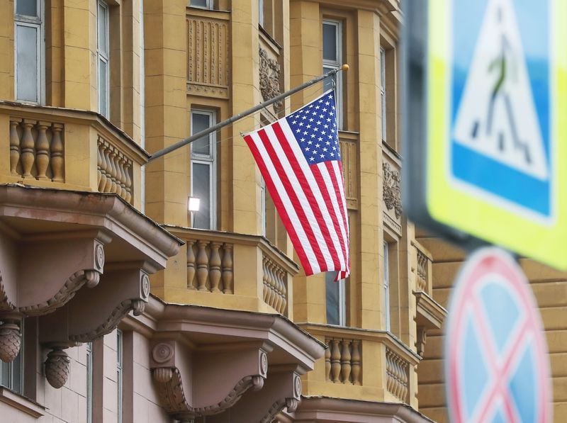 Министерство финансов США сообщило об исключении из санкционных списков касающихся России шести юридических и двух физических лиц Как следует из заявления опубликованного на сайте управления по контролю за иностранными активами Минфина США рестрикции больше не будут распространяться на кипрские компании Veles International Limited и Hadlerco Limited финскую Hi Tech Koneisto International Oy базирующуюся в ОАЭ 365 Days Freight Services FZCO а также турецкие Etasis A S и CPS Proses Kontrol Urunleri Sanayi ve Ticaret Anonim Sirketi Кроме того из под санкций выведены россиянин Дмитрий Бугаенко и гражданка Финляндии Евгения Дремова Министерство не приводит каких либо разъяснений относительно данных шагов jkinvest news jkinvest