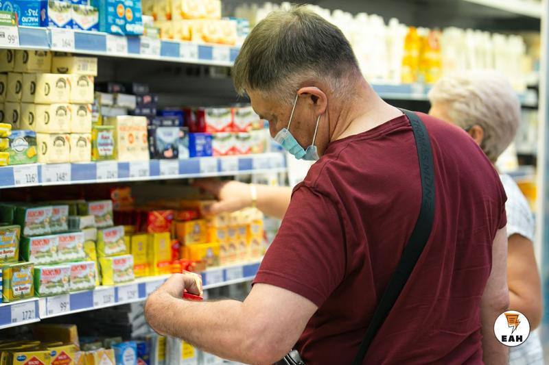 Производители сливочного масла в России опустили цены на продукцию, но торговые сети этого не делают. Об этом на выставке «Агропром Урал» в Екатеринбурге заявила директор Молочного союза России Людмила Маницкая, сообщает корреспондент ЕАН.  Цены на масло уже пошли вниз. Но они не пошли вниз в ретейле, в магазинах. Там никогда не снижаются цены, даже если будут по нулю продавать, — заявила Маницкая.  Маницкая пояснила, что в стране есть небольшой дефицит сливочного масла, но возник ажиотаж, когда люди «стали покупать в магазинах не пачку масла, а десять». В последнее время этот высокий спрос снизился.