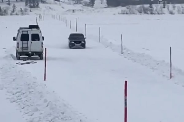 В Улан Удэ открылась единственная официальная ледовая переправа Заработала ледовая переправа через Селенгу в микрорайоне Мостовой Её длина 400 метров Ограничение по весу для транспорта до трёх с половиной тонн Теперь местные жители могут сократить путь до города втрое со 110 до 36 километров