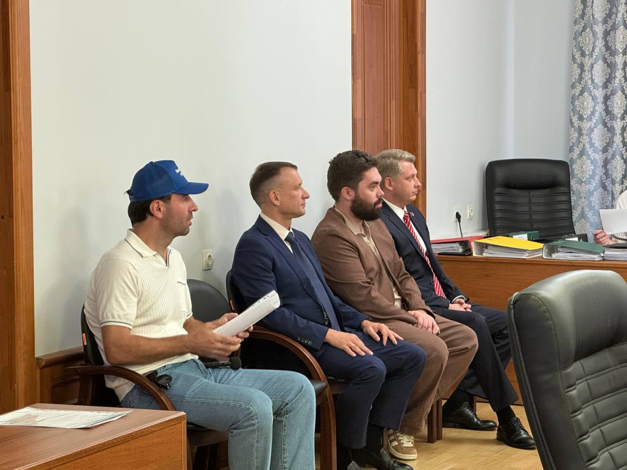 Свердловская область вошла в список регионов с «протестным потенциалом» на выборах губернатора  Эксперты «Агентства политических и экономических коммуникаций» увидели протестный потенциал на выборах губернатора Свердловской области. По их словам, он выражается в поддержке «оппозиционных» партий, таких как КПРФ и «Справедливая Россия»  СР .   В 2021 году на последних думских выборах КПРФ получила 21% голосов, СР — почти 13%, но на первом месте все равно была «Единая Россия» — 34%.   Вызовами для местных властей эксперты также называют конфликты местных жителей с застройщиками и владельцами мусорных полигонов. Также проблемы могут возникнуть из-за природных ЧС.   Несмотря на это, врио губернатора Денису Паслеру прочат 65% голосов, потому что он не является «варягом» в регионе и начинал карьеру в Свердловской области, считают в АПЭК.   Сегодня областной избирком зарегистрировал конкурентов Паслера  на фото . Среди них Александр Каптюг  ЛДПР , Рант Краев  «Новые люди» , Александр Ивачев  КПРФ  и Андрей Кузнецов  СР .   Двум независимым кандидатам — юристу Ивану Волкову и предпринимателю Динамудину Садихову — отказали по формальным причинам.    Подробнее читайте по ссылке: