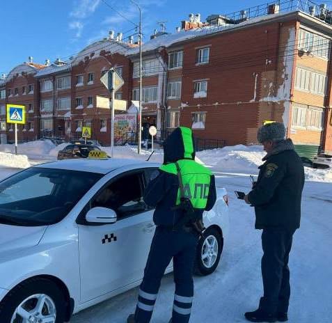 ‍ Тазовские автоинспекторы совместно с представителями Гостехнадзора провели мероприятие «Такси».  Проверке было подвергнуто порядка 15 единиц транспортных средств, нарушений не выявлено. Водителям была вручена агитационная литература, проведены профилактические беседы, направленные на необходимость точного соблюдения правил дорожного движения.   В Госавтоинспекции отмечают, что такие проверки способствуют повышению безопасности на дорогах и формированию у водителей ответственности за соблюдение правил.     #мвдроссии #полиция #гибддянао #гибдд #янао #тазовскийрайон