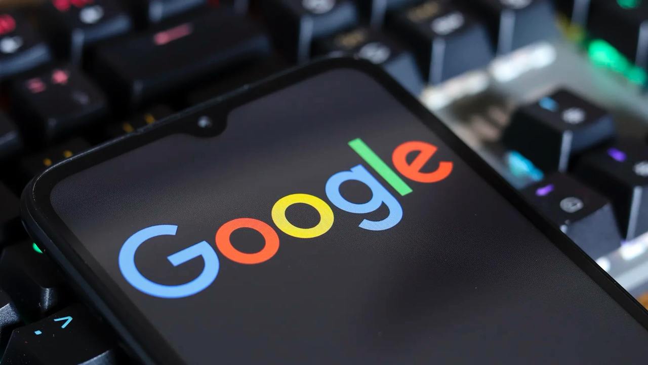 Google заявила ЕС, что не будет добавлять проверки фактов в результаты поиска и видео на YouTube или использовать их для ранжирования или удаления контента, несмотря на требования нового законодательства ЕС  Google никогда не включал проверку фактов в свою практику модерации контента  В письме, написанном заместителю генерального директора отдела по контенту и технологиям Европейской комиссии, президент по глобальным вопросам Google сказал, что интеграция проверки фактов, требуемая новым Кодексом практики дезинформации Комиссии, «просто не подходит или не эффективна для наших услуг», и сказал, что Google не будет брать на себя обязательства  Кодекс потребует от Google включить результаты проверки фактов наряду с результатами поиска Google и видео на YouTube  Это также заставило бы Google встроить проверку фактов в свои рейтинговые системы и алгоритмы  Кодекс практики ЕС в области дезинформации, введенный в 2022 году, включает в себя несколько добровольных обязательств, которые, как ожидается, будут выполнять технологические фирмы и частные компании, включая организации по проверке фактов  При этом у Европы нет собственных поисковых систем и если захоят забанить Google, то придется переходить на Яндекс  ну не на китайцев же мигрировать   Так что вот еще один яркий пример, что должны быть свои, отечественные, технологии!  Ну и спасибо Яндексу!    Подписаться