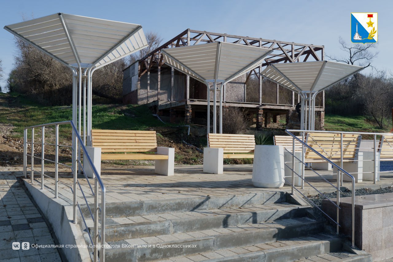 В Севастополе завершили благоустройство набережной в Андреевке Местные жители выбрали эту территорию для благоустройства по итогам голосования Набережную отремонтировали в 2024 году после шторма а теперь на ней установили новое освещение удобные скамейки навесы и пандус к морю Также сделали спортивную зону и зону для отдыха с гамаками Вся территория находится под видеонаблюдением Фото правительство Севастополя Tg Подписывайся на truekpcrimea