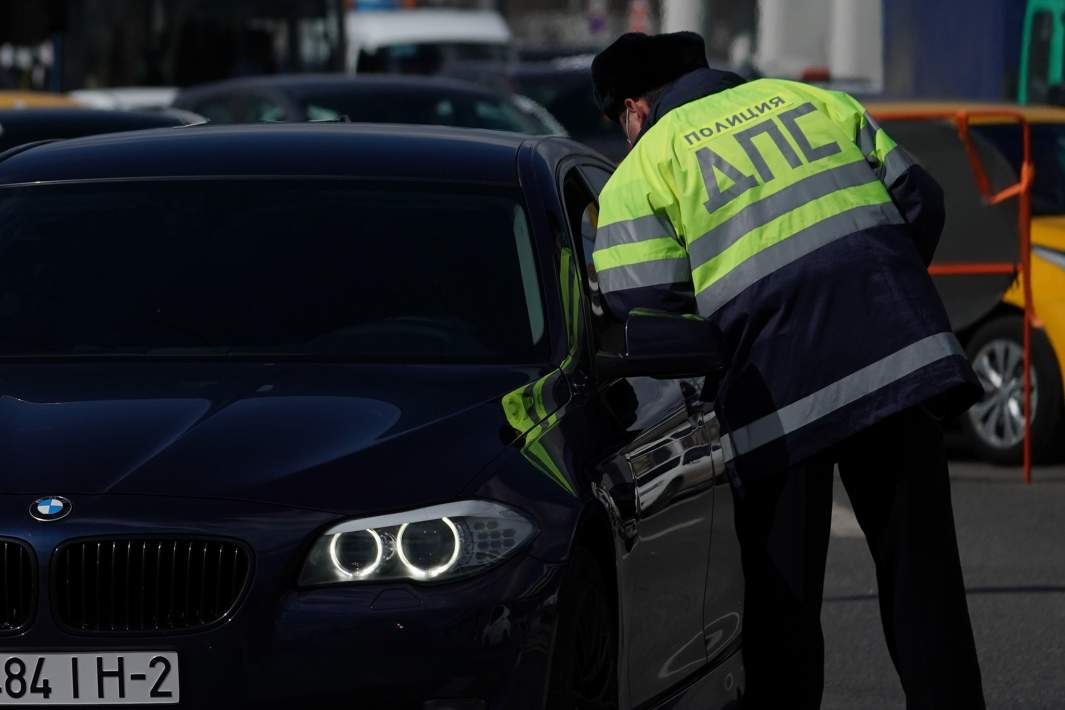 Штрафовать за тонировку стекол автомобилей будут иностранцев Новый законопроект депутаты Госдумы приняли в первом чтении Он устраняет пробел не позволявший наказывать за тонировку владельцев машин временно ввезенных в Россию на срок до шести месяцев то есть до обязательной регистрации Сейчас штраф за чрезмерную тонировку составляет всего 500 рублей и его можно заплатить со скидкой Но зачастую инспекторы выдают предписание на устранение нарушения Если в течение суток автовладелец не удалит тонировку то его могут наказать строже за неисполнение законного требования сотрудника полиции Это уже от 2 до 4 тыс рублей либо арест на срок до 15 суток либо обязательные работы до 120 часов