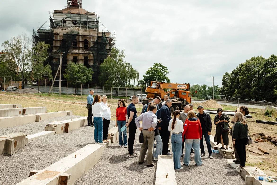 В Курске на Полугоре завершается подготовка новой культурной площадки. Центральным элементом нового пространства станет амфитеатр, где уже установлены бетонные основания под сидения и ведётся монтаж сцены. В ближайшее время здесь начнутся открытые кинопоказы, концерты и публичные обсуждения. На площадке уже обустроены дорожки с щебёночным покрытием, которые в дальнейшем покроют деревянной щепой. Завезены арт-объекты и тюки сена, началась установка баннеров на ограждениях со стороны улицы Дзержинского, где будут размещены архивные фото Полугоры. Кроме того, запланированы зоны коворкинга, выставки продукции предпринимателей и местных ремесленников, спортивные локации и фуд-корты. Для юных посетителей появится большая интерактивная раскраска, а также бесплатный Wi-Fi. Вход будет открыт для гостей с домашними питомцами. Курская Telega / Прислать новость