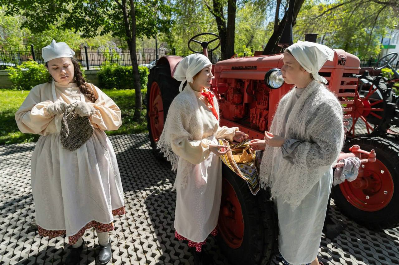 В Оренбурге пройдет арт-реконструкция «Весна 45 года!», посвященная памяти Победы в Великой Отечественной войне 23 июня в 11:00 в музейно-выставочном комплексе «Салют! Победа!» ул. Кирова, 1 состоится арт-реконструкция «Весна 45 года!» – масштабное мероприятие, посвященное 80-летию Победы в Великой Отечественной войне. Организаторами выступают Оренбургский областной колледж культуры и искусств, общественная организация «Пересвет» и Губернаторский историко-краеведческий музей при поддержке министерства культуры Оренбургской области. Арт-реконструкция станет продолжением проекта, успешно реализованного в мае 2025 года, когда на территории комплекса «Салют! Победа!» ожила атмосфера послевоенного города. В этот раз организаторы вновь воссоздадут образы победной весны 1945 года, приглашая гостей окунуться в эпоху через живые сцены, тематические локации и театрализованные постановки. Посетителей ждет насыщенная программа. Будут работать тематические зоны, стилизованные под быт 1940-х годов. Прямо на глазах зрителей развернется уличная жизнь тех лет — сцены встреч, концерты военных агитбригад, работа военного госпиталя и многое другое. Каждая локация будет интерактивной и позволит почувствовать себя частью живой истории. Мероприятие завершится исторической постановкой, посвященной Дню Победы. В 2025 году арт-реконструкция «Весна 45-го года» собрала тысячи жителей и гостей города. В мероприятии были задействованы десятки локаций, включая концертные площадки, кинематографические сцены, мастер-классы и исторические реконструкции, охватив весь выставочный комплекс. Проект получил широкий общественный отклик и стал знаковым событием патриотического и культурного календаря региона.