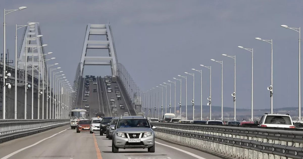 В очереди на подходе к Крымскому мосту стоит более 1 тыс. машин По данным на 7:00, в очереди на въезде со стороны Краснодарского края скопилось 850 автомобилей. Время ожидания составляет около трех часов. На въезде со стороны Керчи в очереди находятся 340 транспортных средств. Время ожидания составляет примерно час. Затор образовался после того, как в 00:49 объявили о перекрытии моста. Движение по Крымскому мосту возобновили в 3:26. По состоянию на 4:00 в очереди находилось 1355 транспортных средств. Константин Михальчевский / РИА Новости Связь с редакцией: Подписаться на «Утренний Юг»