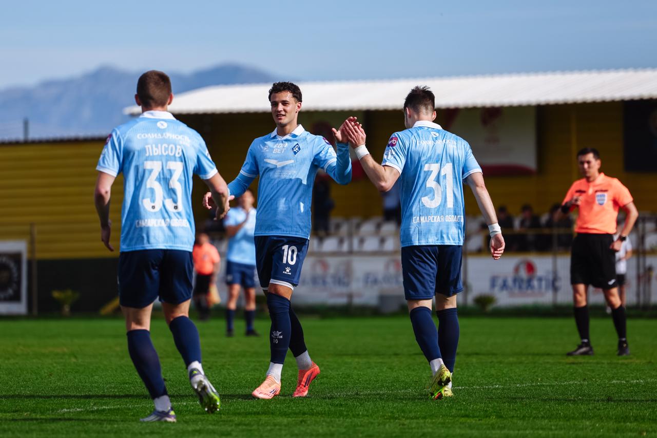 Матч Крылья Советов Камаз закончили досрочно из за драки игроков Игра проходила 9 февраля в рамках тренировочного сбора в Турции Инцидент произошел в компенсированное время первого тайма при счете 1 0 в пользу КАМАЗа Как сообщается защитник самарцев Николай Рассказов нанес удар головой полузащитнику соперника Ацамазу Ревазову что мгновенно спровоцировало массовую драку с выходом на поле других игроков Судья показал три красные карточки двум футболистам из Крыльев и одному из КАМАЗа Матч остановили на 45 2 й минуте его договорились не возобновлять ПФК Крылья Советов ГТРК Самара MAX lВК lОК lСАЙТ