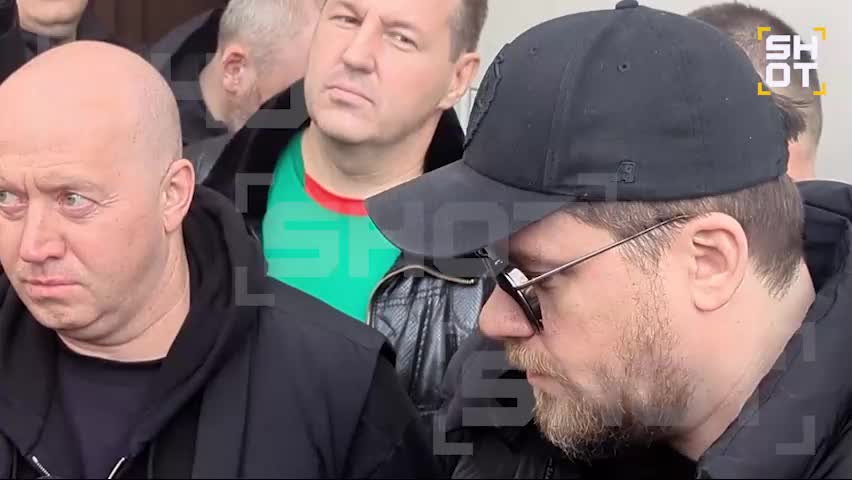 Сергей Бурунов и Гарик Харламов почтили память Романа Попова на церемонии прощания в Москве