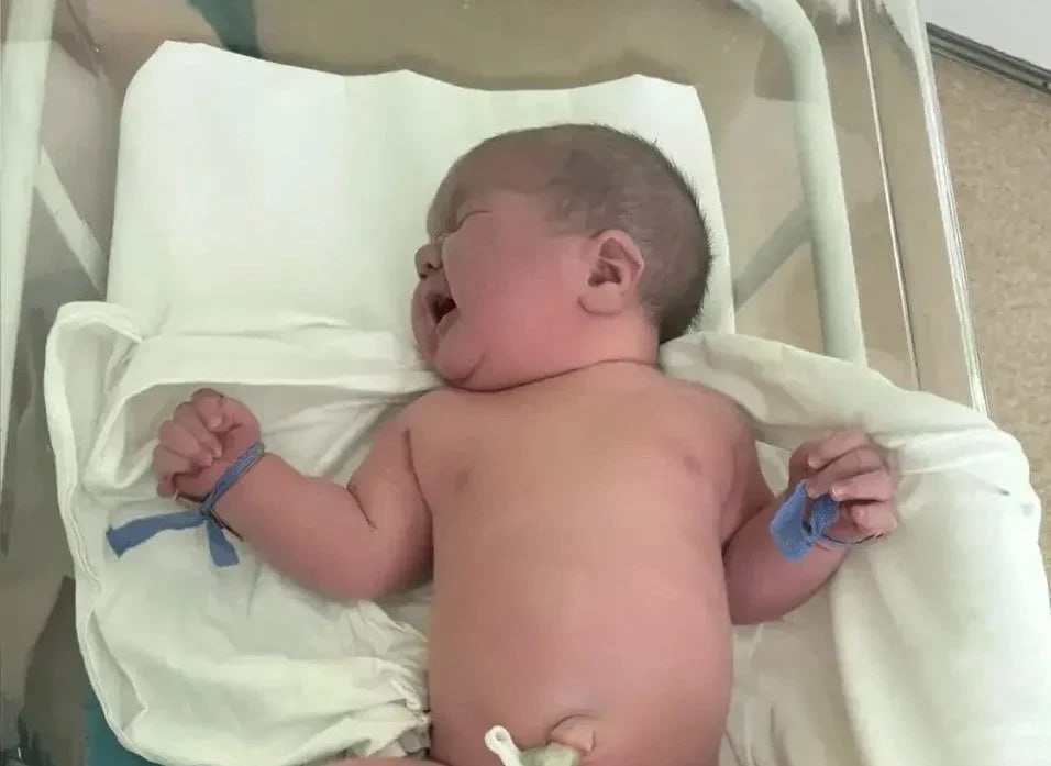 Настоящий богатырь весом 7060 родился в Волжском Перинатальном центре Рост малыша 70 см Мальчик родился естественным путем Врачи рассказали что мама и новорожденный чувствуют себя хорошо Дома их ждут два братика и сестричка Желаем крепышу всего наилучшего   Фото облздрав Читайте новости Волгограда в МАХ