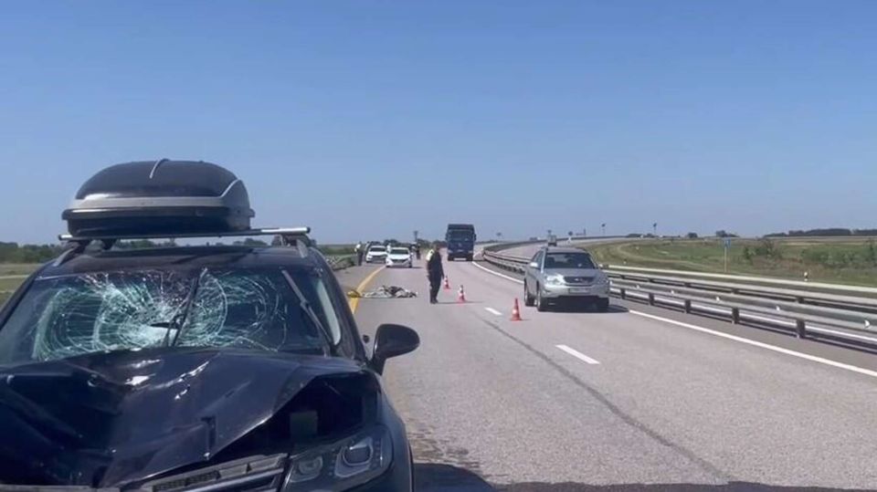 Сдуло ветром на дорогу: на востоке Крыма насмерть сбили велосипедиста ⁠ СИМФЕРОПОЛЬ, 9 авг – РИА Новости Крым. Велосипедист погиб под колесами иномарки в Ленинском районе полуострова - потоком сильного ветра его занесло на проезжую часть. Об этом сообщает пресс-служба Госавтоинспекции Крыма.  Смертельное ДТП произошло в субботу, около половины девятого утра на трассе "Таврида", вблизи села Горностаевка.  "Водитель 1981 года рождения, управляя автомобилем Volkswagen Touareg, совершил наезд на велосипедиста 1957 года рождения, который двигался в попутном направлении по правой обочине. Велосипедиста порывом сильного ветра занесло на проезжую часть", - говорится в сообщении.  Велосипедист погиб, уточнили в ГАИ. На месте смертельного ДТП работают правоохранители, обстоятельства инцидента устанав...  Подробнее>>>
