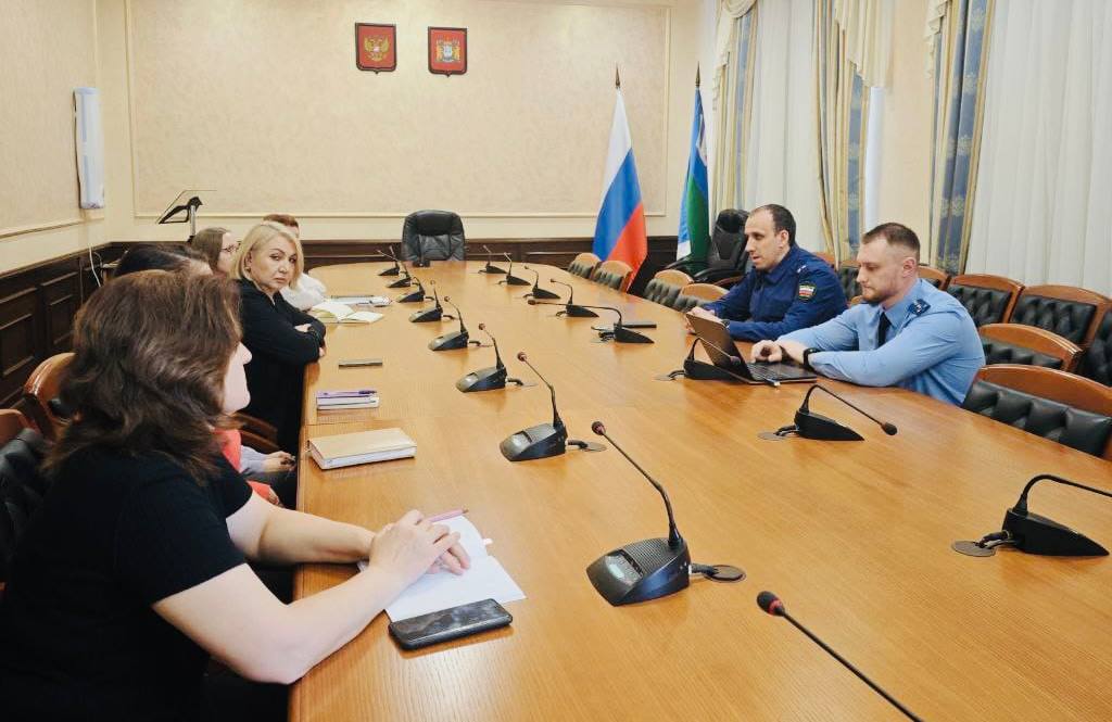 Прокурором уголовно-судебного отдела прокуратуры автономного округа Юрием Кудиновым совместно с прокурором города Белоярского Дмитрием Томчуком в администрации Белоярского района проведен учебный семинар, посвященный актуальным вопросам формирования муниципальными органами списков кандидатов в присяжные заседатели для осуществления правосудия на территории округа. В ходе учебного мероприятия до муниципальных служащих доведена информация о требованиях, предъявляемых к кандидатам в присяжные заседатели, типичных нарушениях, допускаемых при формировании списков для судов округа, способах актуализации таких списков, а также о материальном обеспечении и гарантиях присяжных заседателей. В завершении мероприятия муниципальные служащие имели возможность задать представителям прокуратуры вопросы, касающиеся отдельных аспектов данной работы, а также получить исчерпывающие ответы.