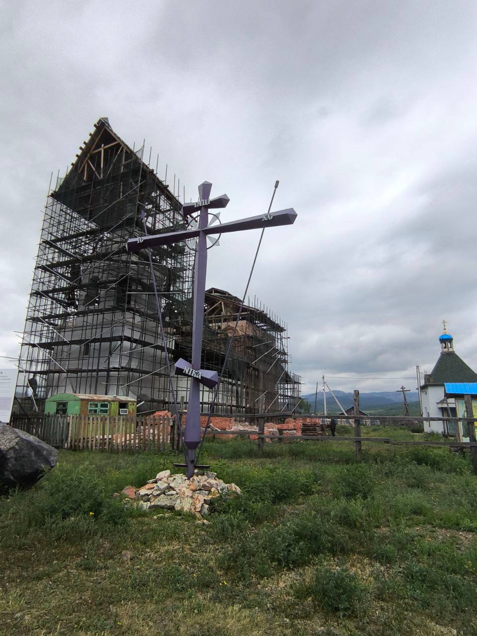 Реставрация идёт полным ходом. Первая каменная церковь на Дальнем Востоке сегодня переживает настоящее перерождение. Почти год ушёл у подрядчика на возведение строительных лесов внутри и снаружи, а также на покрытие крыши. Начинать работы без этого было опасно: некоторые стены повело от времени. Сейчас трёхсотлетняя церковь Успения Пресвятой Богородицы в селе Калинино находится на третьем этапе работ — здесь стали заметны значительные изменения. Колокольню, например, уже отштукатурили. В этом году планируют закончить внешнюю отделку, провести свет и отопление, чтобы продолжить работы внутри.