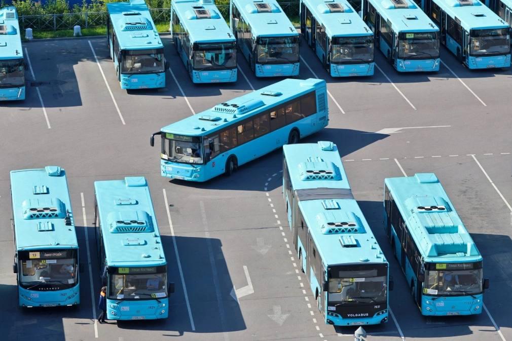 В Петербурге проектируют новый автобусный парк В Приморском районе началась разработка проекта автобусного парка на 400 машин Он разместится в зоне Каменка рядом с Горским шоссе и КАД Проект выполняет бюро Луч по заказу Пассажиравтотранса и Комитета по транспорту Завершить работу планируют к ноябрю 2026 года Половина автобусов в парке будет работать на компримированном природном газе заявил вице губернатор Кирилл Поляков Фото Тарасенков Александр PhotoXPress Подпишись на РБК Петербург