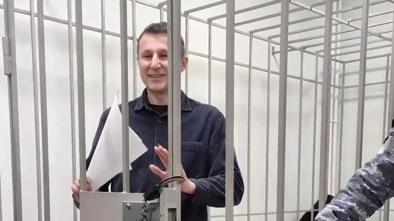 Центральный районный суд продлил домашний арест бывшему депутату Александру Глискову еще на два месяца Сам политик по прежнему настаивает на своей полной невиновности Срок дорасследования дела также увеличили по ходатайству стороны следствия Защита Глискова пыталась заявить отвод представителям транспортной прокуратуры обвинив их в личной заинтересованности Суд отказал в этом требовании но приобщил к делу новые документы адвокатов По версии следствия в 2017 году экс депутат требовал взятку в пять миллионов рублей у руководителя КрайДЭО Напомним что из колонии под домашний арест политика отпустили 25 февраля Из заявленной суммы взятки Глисков как утверждает следствие успел получить один миллион рублей через посредника Подробнее на Бабре красноярск kras 24