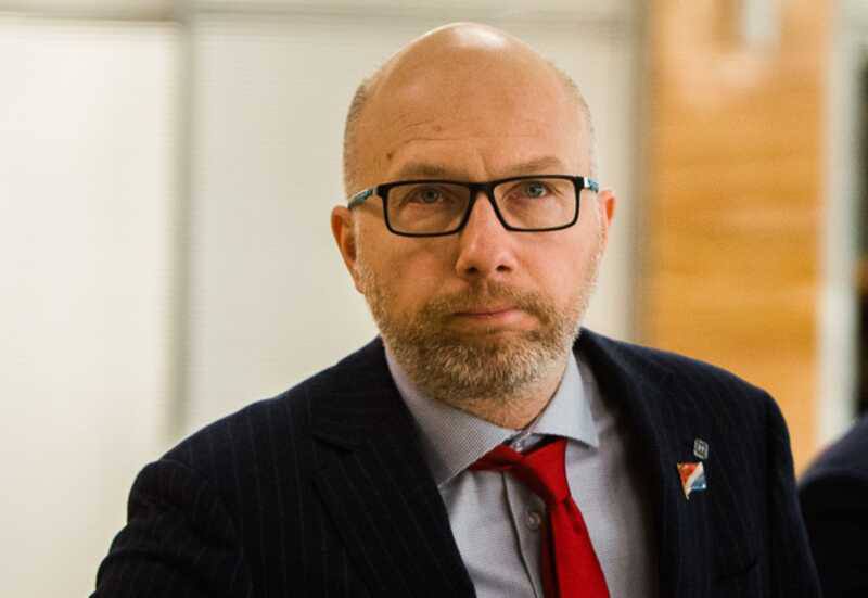 Шульгу лишили незаконно Суд подтвердил Бывший депутат Заксобрания Приморья Геннадий Шульга добился частичной победы Пятый апелляционный суд в Новосибирске признал противоречащей федеральному законодательству норму регионального закона на основании которой его лишили мандата По решению суда положения краевого закона о статусе депутата нарушали Федеральный закон 414 Об общих принципах организации публичной власти Это не означает автоматического возвращения Шульги в парламент однако его адвокат назвал решение историческим прецедентом теперь региональные власти обязаны скорректировать закон Реклама Подписывайтесь на NEWSVL