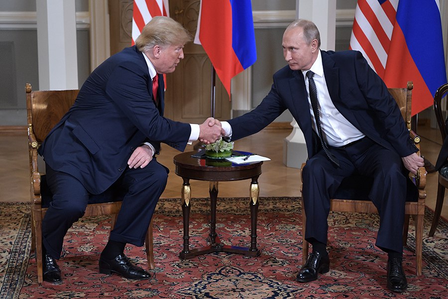 The Economist: Американские чиновники во время первого срока Дональда Трампа пытались помешать его контактам с российским президентом Владимиром Путиным  Один из них признался, что на достижение цели была направлена «половина работы в ходе первого срока».  #Россия #США #Путин #Трамп
