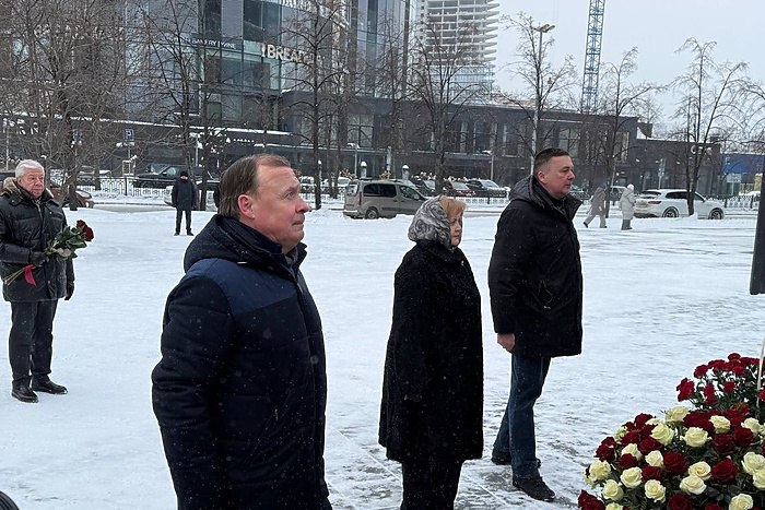 Мэр Екатеринбурга возложил цветы к памятнику Бориса Ельцина Церемония возложения цветов к памятнику первого Президента России Бориса Ельцина по традиции состоялась в Екатеринбурге в день рождения политика 1 февраля Помимо того что Ельцин являлся уроженцем Свердловской области он был одним из руководителей региона напоминает департамент информационной политики Трудовой путь Борис Ельцин начал в 1955 году в тресте Уралтяжтрубстрой где освоил 13 рабочих профессий Родную Свердловскую область он возглавил в 1976 году В это время строились дороги и жильё появилась трасса связавшая столицу Урала с севером области началось массовое переселение жителей из бараков По его инициативе было принято решение о строительстве метро в Свердловске улучшилось снабжение региона продуктами uralweb ru