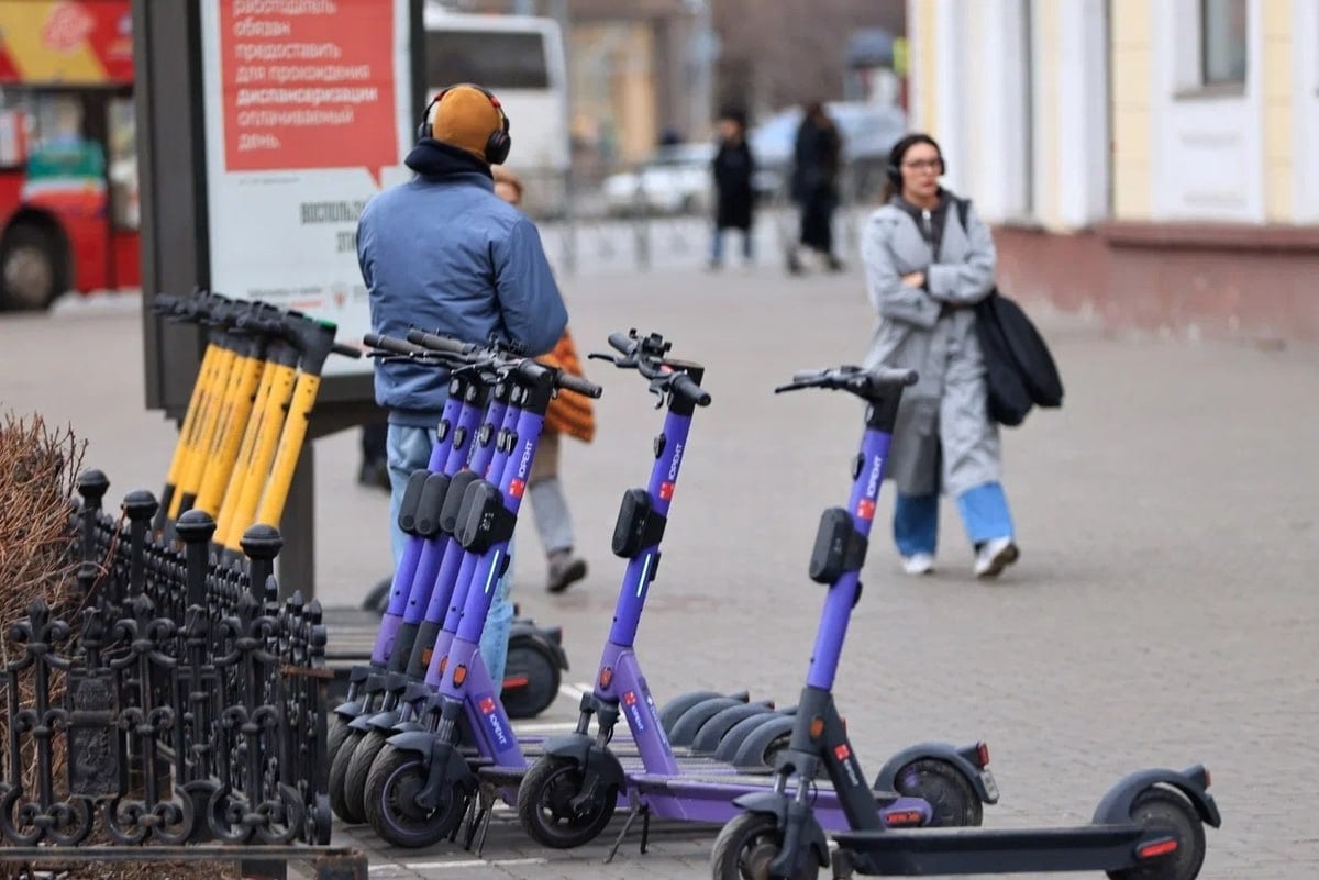 Самокатчикам хотят запретить ездить по тротуарам, но только с 2031 года  Предполагается, что к этому времени в российских городах смогут создать необходимую инфраструктуру для движения самокатов и других СИМ.         Подписаться на «Вечерку»