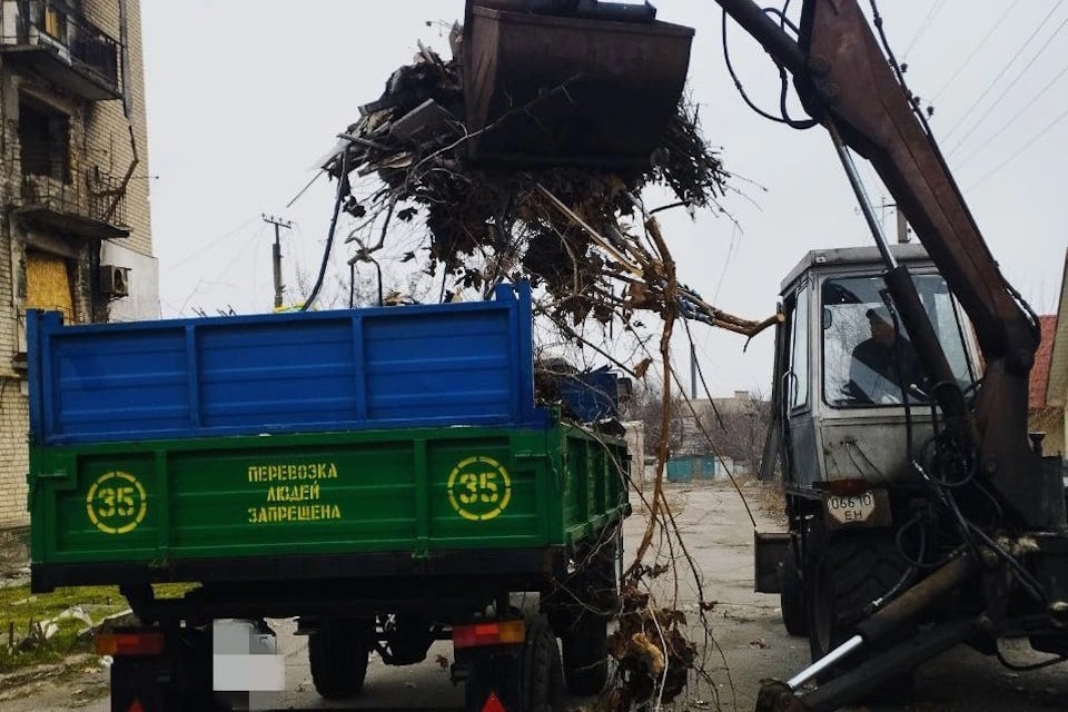 В Каховке ликвидировали стихийную свалку  В Каховке коммунальные службы убрали стихийную свалку на улице Свердлова. Мусор, включая остатки стройматериалов, образовался после обстрелов ВСУ.  Глава округа Павел Филипчук поблагодарил работников за оперативность и призвал жителей не создавать свалки, чтобы не подвергать опасности жизни коммунальщиков.