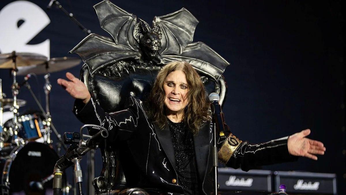 В возрасте 76 лет умер музыкант Оззи Осборн О смерти солиста рок-группы Black Sabbath сообщила его семья. В заявлении говорится, что музыкант умер «окруженный любовью»