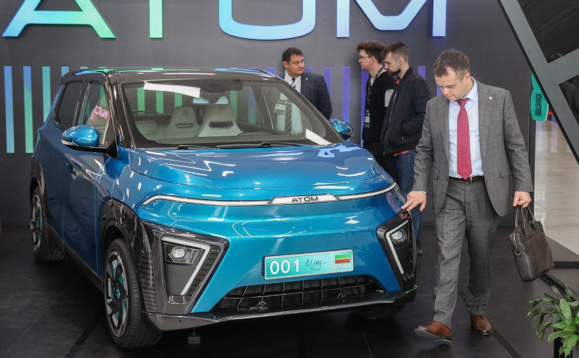Создание российского электромобиля Атом обойдется почти в 58 млрд рублей Из них 24 млрд рублей профинансируют ВЭБ и ПСБ на данный момент вложено 17 млрд Проект рассчитан на массовый сегмент и строится на собственной платформе с отечественным электроприводом и батареей Первые предсерийные машины уже собраны в Москве серийный выпуск планируется с 2025 года Цена автомобиля заявлена на уровне 3 9 млн рублей без господдержки При этом рынок электромобилей в России сокращается за 11 месяцев 2025 года продажи упали на 31 до 11 200 машин что усиливает конкуренцию и повышает риски проекта