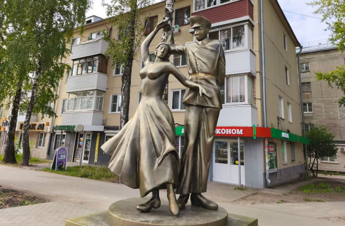 Что с лицами что с ногой рязанцы резко раскритиковали скульптурную композицию   ryazannews ru fn 1721377 html В Рязани проводятся работы по благоустройству Севастопольской аллеи Местные жители сообщили в соцсетях что на данной городской территории уже установили скульптурную композицию Молодой нахимовец с девушкой Однако ее внешний вид вызвал бурное обсуждение   Прислать новость Подписаться