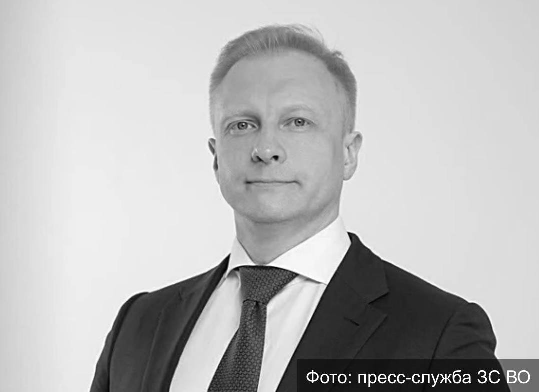 В автоаварии погиб депутат Заксобрания Владимирской области Михаил Максюков. Михаил Юрьевич Максюков возглавлял в ЗС профильный комитет по бюджетной и налоговой политике, руководил предприятием ООО «Магистраль ЛТД». Источники нашей редакции сообщают, что трагедия 7 августа произошла, когда Михаил Максюков ехал из Гусь-Хрустального во Владимир. Его машина Porsche вылетела на встречную полосу движения в районе деревни Бабино на трассе Р-132 и столкнулась с фурой. Сейчас на месте работают сотрудники полиции, которые выясняют обстоятельства случившегося. У депутата осталось трое детей. О времени и месте прощания будет объявлено дополнительно. «ВВ» выражают соболезнования его семье, коллегам по депутатскому корпусу.