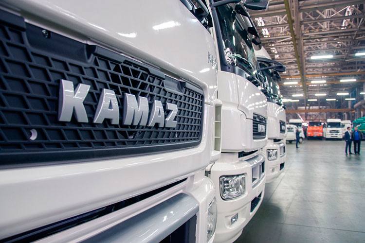 КАМАЗ отчитался об убытке в 31 млрд рублей в первой половине 2025 года Год назад компания завершила отчётный период с прибылью в размере 3 7 млрд рублей Однако сейчас у неё в 2 раза снизилась валовая прибыль с 34 6 млрд до 16 млрд рублей В компании заявили что снижение выручки связано с падением рынка грузовиков почти на 60 и денежно кредитной политикой ЦБ HeadlinerJournal