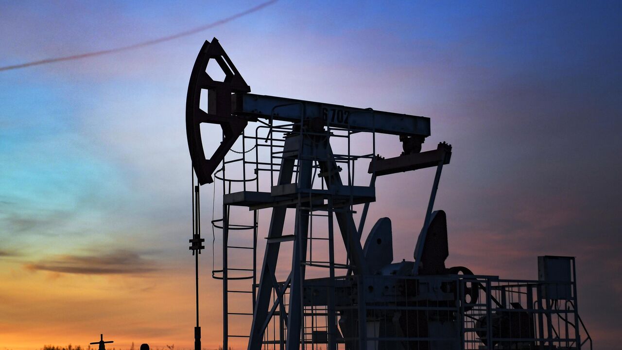 "Роснефть" считает необоснованным решение Евросоюза о введении санкций против НПЗ в Индии. По мнению компании, оно грубо нарушает международное право.  "Роснефть" не является контролирующим акционером попавшего под рестрикции Nayara Energy. Ограничения угрожают индийской энергобезопасности и негативно скажутся на индийской экономике.   Компания рассматривает данный шаг как "часть деструктивной политики ЕС по дестабилизации глобальных энергорынков".