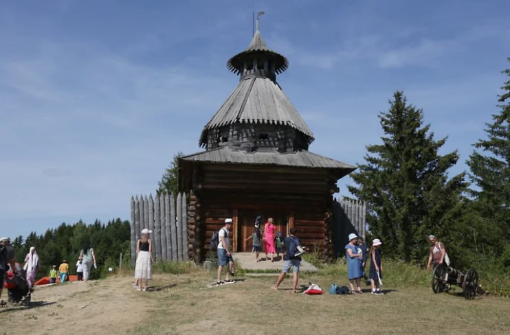 В Прикамье количество турпоездок выросло на 5% за пять месяцев года В Пермском крае пять месяцев 2025 года было совершено 570 тыс. турпоездок. Об этом в рамках сегодняшнего заседания краевого правительства сообщила министр по туризму Прикамья Юлия Ветошкина. По ее словам, это на 5% больше аналогичного периода прошлого года. При этом 42% туристов путешествуют с культурно-познавательными целями, среди которых — изучение этнографии.