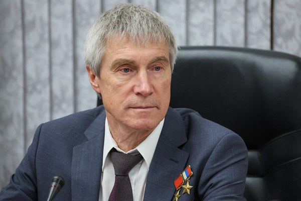 Сергей Крикалёв получил высшую почётную награду NASA Замглавы Роскосмоса и Героя Советского Союза отметили медалью За выдающуюся общественную службу Её передал заместитель администратора NASA по реализации космических программ Кеннет Бауэрсокс Сергей Крикалёв первый российский космонавт который совершил полёт на американском космическом корабле в 1994 году В 1998 м он участвовал в первом полёте по программе сборки Международной космической станции В 2000 2001 годах выполнил полёт на МКС в составе первой длительной экспедиции Роскосмос и NASA сотрудничают в рамках проекта Международной космической станции В ноябре исполнится 25 лет с начала постоянной работы экипажей на борту МКС Подпишись на Говорит Москва