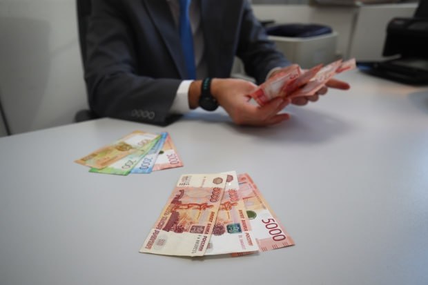 В Волгограде женщина втайне оформляла кредиты на подругу Деньги волгоградка потратила на себя Как сообщает ГУ МВД по Волгоградской области следователь Советского района расследуя уголовное дело в отношении 41 летней местной жительницы выявил новые факты ее преступной деятельности Ранее было раскрыто что в ноябре 2025 года без ведома своей подруги она оформила на ее имя два кредита на общую сумму 155 тыс рублей В ходе дальнейшего расследования установлены еще два аналогичных эпизода Сумма этих дополнительных кредитов составила свыше 220 тыс рублей Таким образом общий ущерб от действий злоумышленницы превысил 375 тыс рублей Все полученные денежные средства подозреваемая потратила на собственные нужды Расследование уголовного дела продолжается