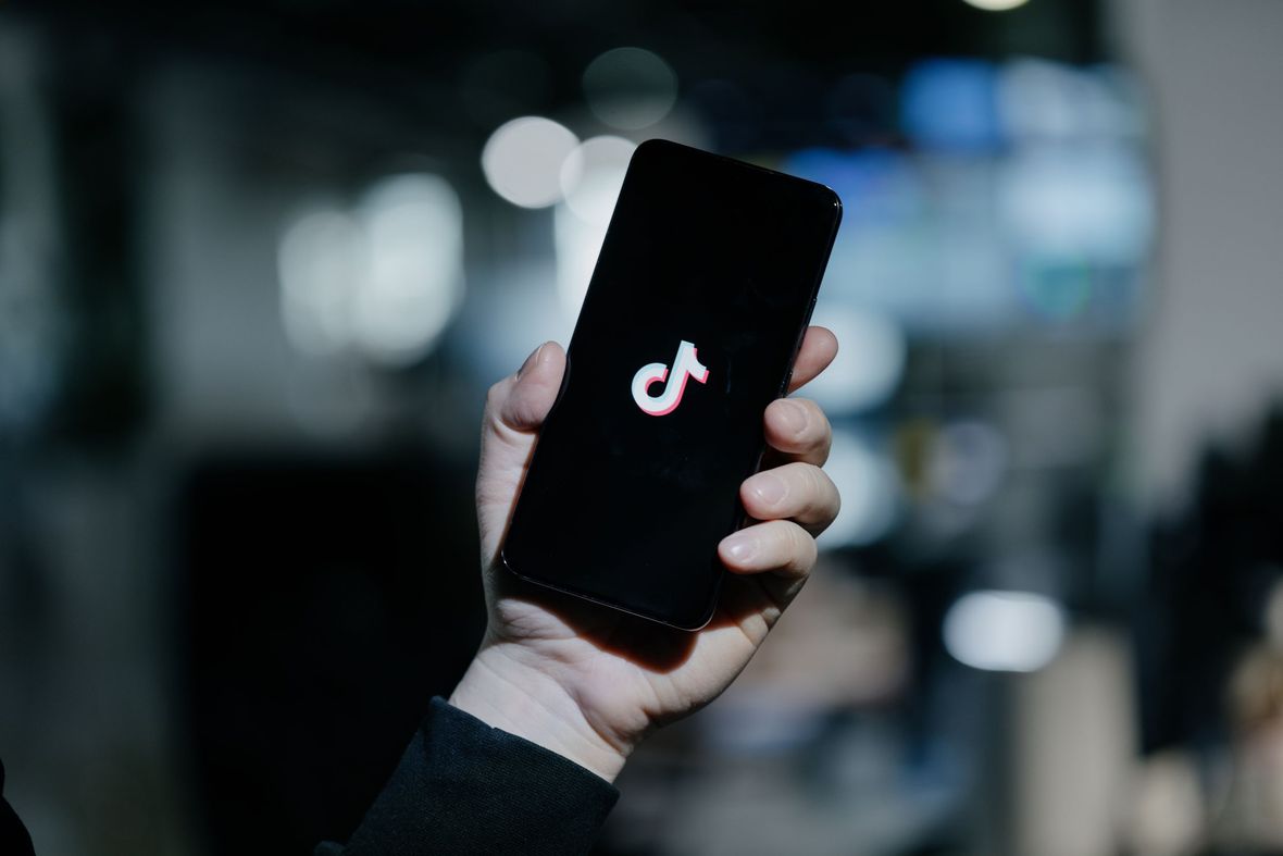 Возможность ограничения доступа к TikTok для учащихся начальной и средней школы рассматривает правительство Тайваня заявил министр цифровых технологий Линь Ицзин Власти рассчитывают что мера вступит в силу к концу 2025 года Министр уточнил что проверять телефоны учащихся школы не будут поскольку доступ к соцсети которой владеет китайская компания планируют блокировать на уровне Wi Fi По его словам есть три проблемных вопроса связанных с TikTok где платформа хранит данные пользователей контролируется ли компания китайскими инвесторами и какой вред контент может нанести школьникам В конце 2022 года Тайвань запретил пользоваться TikTok чиновникам Доступ к социальной сети также ограничен в Афганистане и Индии В США и Канаде запрещено устанавливать TikTok на правительственные устройства В Китае действует своя версия приложения под названием Douyin а международная версия TikTok недоступна Фото Михаил Гребенщиков РБК Картина дня в телеграм канале РБК