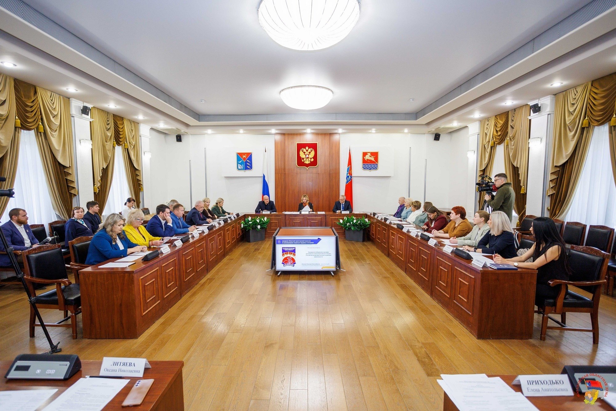 В Магадане наградили лауреатов премии Человек труда Победителей регионального этапа премии поздравил первый заместитель Председателя Магаданской областной Думы Андрей Зыков Премия организована при поддержке партии Единая Россия в рамках проекта Выбирай свое в этом году впервые По итогам отбора лауреатами стали Технологический лидер Юлия Мережко АО Павлик Лучший наставник Марина Маринчева АО Сусуманзолото Молодой специалист Ева Забермах Магаданская областная больница Семейные трудовые династии Сергей Гаврилов ПАО Магаданэнерго Совет ветеранов труда Валентина Кузнецова МУП Теплосеть Трудовое патриотическое воспитание Александр Симонов Магаданский областной центр образования 1 Финал премии пройдет с 11 по 14 ноября 2025 года в Москве Колыму на федеральном этапе представят Юлия Мережко Сергей Гаврилов и Валентина Кузнецова Подробнее   clck ru 3PPm2B