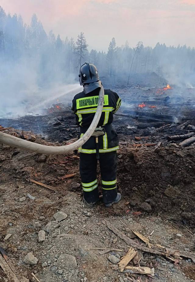 Борьбу с огнем продолжают пожарные и спасатели в Верхнебуреинском районе На тушении природного пожара вблизи поселка Этыркен работают сотрудники МЧС, краевой противопожарной службы, авиалесоохраны, а также мобильные группы района. Задействованы два пожарных поезда, вертолет авиационно-спасательного центра МЧС России. Всего — почти 100 человек и более 10 единиц техники. Ситуацию держим на контроле, населенному пункту ничего не угрожает. Также огонь не повлиял и на движение железнодорожного транспорта. На месте в поселке Этыркен работает глава Верхнебуреинского района Алексей Михайлович Маслов. Конечно, осложняет обстановку ветреная погода. Но огнеборцы работают и днем, и ночью и свое дело знают — сейчас пожар локализован. Я благодарна всем за самоотверженный труд, благодарна местным предприятиям, которые помогают техникой и техперсоналом. А местных жителей прошу не волноваться и по возможности оставаться дома из-за наличия задымленных участков.