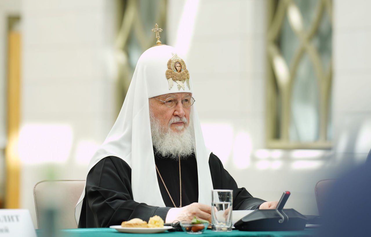 Патриарх Кирилл осудил провокации против мусульман  Глава РПЦ раскритиковал скандальную проповедь священника, заявив, что призывы к борьбе с мусульманами подрывают единство России  Подробнее   Патриарх Московский и всея Руси Кирилл назвал провокацией призывы к борьбе с российскими мусульманами под предлогом защиты русской культуры и Православной церкви. Выступая на собрании духовенства Калининградской митрополии, он подчеркнул, что «добрые отношения между религиями — это фактор сохранения единства народа».  Поводом для заявления стал вопрос протоиерея Владимира Максимова о скандальной проповеди схиигумена Гавриила  Виноградова , бывшего главы Сочинского подворья Валаамского монастыря. В своей проповеди Гавриил назвал ислам «неправильной верой» и предположил, что мусульмане могут «вырезать москвичей».   «Это провокация самая настоящая. [...] Провоцировать православно-исламский конфликт может либо сумасшедший, либо человек со злыми намерениями», — сказал Кирилл, подчеркнув, что в мусульманских республиках «православные не испытывают никаких притеснений».   Глава РПЦ призвал «гнать прочь всех тех, кто под предлогом «заботы» о русских, о русской культуре, о Православной Церкви призывает встать на борьбу с российскими мусульманами. Это провокация!»  5 июня схиигумена Гавриила освободили от должности за политизацию проповедей. По данным пресс-службы Валаамского монастыря, ему запретили вести соцсети и выступать от имени обители. Решение принято после «безуспешных попыток» руководства монастыря «воспрепятствовать политизации проповедей данного клирика».    Будьте в курсе последних новостей с «TRT на русском»