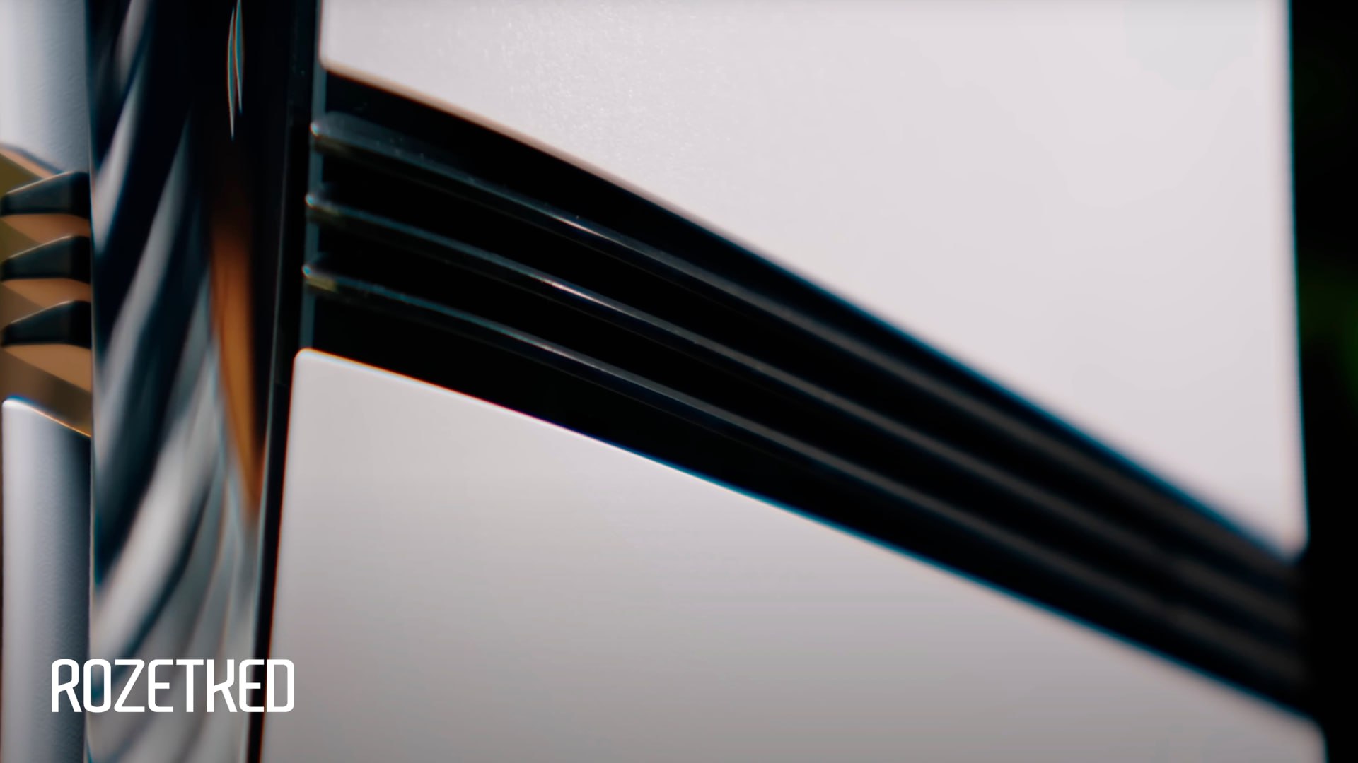 PlayStation 6 будет энергоэффективной и мощной Инсайдер Moore s Law Is Dead раскрыл новые подробности о начинке грядущей консоли Основная ставка будет сделана на повышение производительности в задачах с трассировкой лучей PS6 в этом плане может быть до 12 раз быстрее PS5 Консоль получит довольно энергоэффективный APU из за чего у Sony появится возможность сэкономить на БП охлаждении и корпусе Релиз новинки ожидается осенью 2027 года rozetked me news 41489