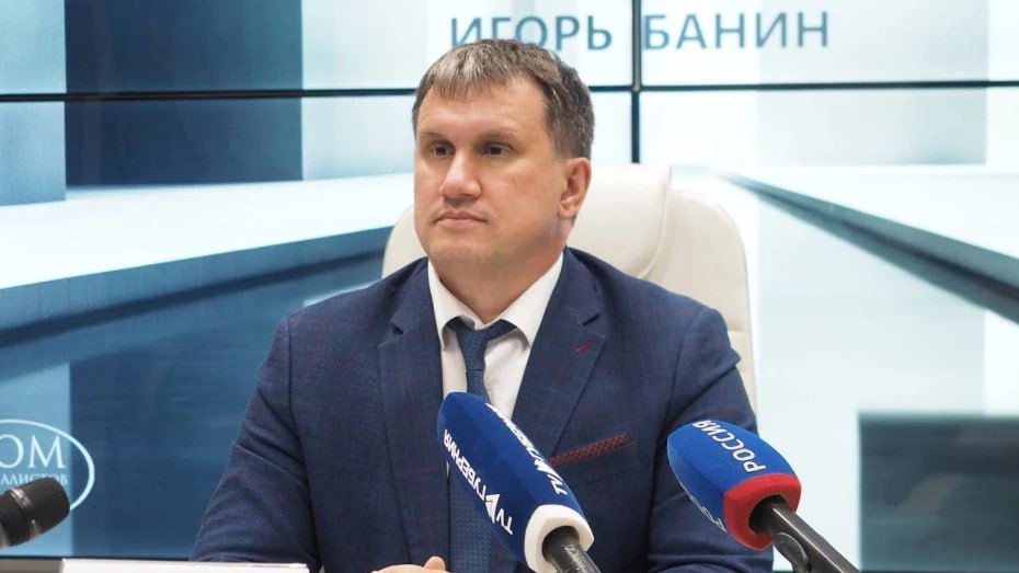 Глава минздрава Воронежской области Игорь Банин прокомментировал слухи о своей отставке Глава министерства здравоохранения пояснил что единственным человеком который может снять его с поста является губернатор Воронежской области Александр Гусев Сам же Игорь Банин даже не обращает внимания на слухи Министр здравоохранения региона добавил что сфера его деятельности очень многогранна и сложна Она требует оперативного реагирования на возникшие проблемы Своим главным делом на данный момент Игорь Банин назвал решение задач поставленных перед его ведомством правительством региона и страны Подписывайтесь на канал РИА Воронеж в Max