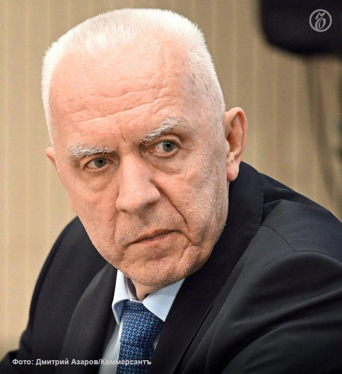 Генпрокурор России Александр Гуцан призвал запретить гражданам которых уличили в коррупционных преступлениях поступать на госслужбу По искам прокуроров суд изменил формулировки увольнения на утрату доверия для 300 должностных лиц сказал Александр Гуцан Казалось бы такая запись должна стать для коррупционеров черной меткой исключить повторное поступление на государственную службу однако соответствующего запрета в законодательстве нет Считаю этот пробел нужно устранить Более трети из 43 тыс коррупционных преступлений выявленных в 2025 году были совершены в крупном и особо крупном размере и в составе организованных групп сообщил генпрокурор Подписывайтесь на Ъ в Telegram в MAX Оставляйте бусты