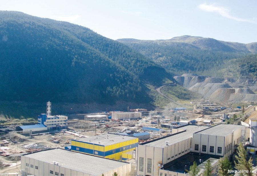 Шаг назад для разбега. В начале мая ООО "Лунсин" принадлежит китайской Zijin Mining решило приостановить работы на Кызыл-Таштыгском полиметаллическом месторождении в Туве в связи с отказом китайских банков работать с российскими финансовыми компаниями. Но ГОК, на котором трудятся 1245 человек, 958 из которых - жители Тувы, продолжил работать. В администрации Тувы ничего не поняли и совместно с прокуратурой сформировали специальную рабочую группу. Китайцы из материнской компании спохватились и быстро засобирались в Туву — договариваться. Президент и вице-председатель совета директоров Zijin Mining Цзоу Лайчан заявил о принятии "общего и единственного решения о том, что компания "Лунсин" должна стабильно и беспрерывно работать". Как сообщил глава Тувы Владислав Ховалыг, приказ о приостановке комбината, изданный две недели назад местным руководством ООО "Лунсин", будет отменен. Новый приказ должны подписать уже сегодня. ™ Нержавейка