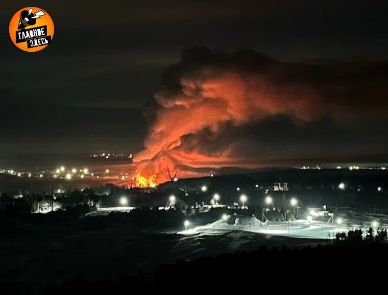 15 лошадей погибли при пожаре на конюшне в Екатеринбурге Инцидент произошел в деревне Боярка где загорелась конюшня Добрая лошадь Площадь пожара составила 500 квадратных метров возгорание ликвидировали только спустя 3 5 часа Когда огонь потушили выяснилось что погибли 15 животных Теперь на владельца конюшни хотят подать коллективный иск Главное здесь Подписывайтесь