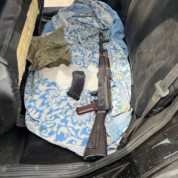 В Яковлевском округе сотрудники СОБР задержали мужчину, который купил автомат Калашникова. Как заявили в УМВД, в посёлке Томаровка сотрудники УФСБ по Белгородской области и СОБР «Белогор» Росгвардии при осмотре автомобиля 37-летнего жителя Корочанского района нашли АК-74 и 60 патронов к нему. Мужчина объяснил силовикам, что купил автомат и патроны «для самообороны». В отношении белгородца возбудили уголовное дело за незаконное приобретение оружия и боеприпасов, ему грозит до пяти лет тюрьмы. Сейчас он находится под подпиской о невыезде. Подписаться на «Пепел»