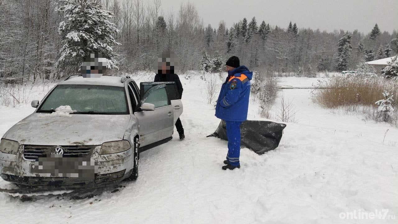 В Ленобласти накануне утонул автомобиль: есть погибший  8 января в Аварийно-спасательную службу Ленобласти поступило сообщение, что в пруду коттеджного поселка «Острова» оказался автомобиль с человеком внутри.  Прибывшие на место спасатели поисково-спасательного отряда Шлиссельбурга достали автомобиль из воды, а также извлекли тело погибшего. Его передали сотрудникам полиции.    Online47 — Всё о Ленобласти и не только