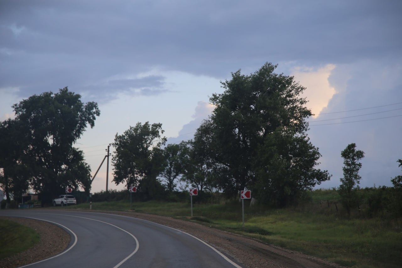 НР происшествия Скончалась до приезда Скорой В Новороссийске погибла женщина пешеход Ранним утром в 6 часов 55 минут на трассе под колесами ВАЗ 2114 оборвалась жизнь женщины Сейчас сотрудники Госавтоинспекции Новороссийска устанавливают обстоятельства этого дорожно транспортного происшествия и личность женщины Как рассказал подробности заместитель командира Отдельной роты ДПС Управления МВД России по городу Новороссийску Кирилл Шакалов пострадавшая на вид 50 55 лет умерла до приезда Скорой Водитель 33 х лет на автомобиле ВАЗ 2114 ехал со стороны Натухаевской в сторону поселка Верхнебаканский по трассе Новороссийск Керчь и допустил наезд на женщину находившуюся на проезжей части Такова предварительная версия случившегося novorab official Мы в МАХ