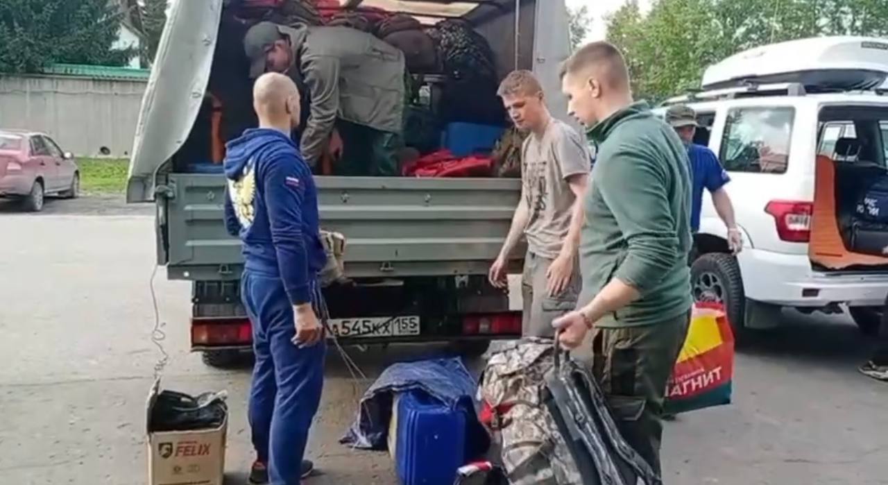 Десантники - пожарные авиаотделения Омского лесхоза по поручению губернатора Виталия Хоценко отправились на борьбу с природными пожарами в Забайкалье. В Забайкальском крае много дней бушуют лесные пожары, сохраняется сложная пожароопасная обстановка. Местным лесоводам необходима дополнительная помощь. Власти края обратились за поддержкой к губернатору Омской области. Глава региона поставил задачу отправить в Забайкалье бойцов авиаотделения лесхоза для помощи в стабилизации лесопожарной обстановки. Уже сегодня омичи будут на месте и подключаться к работе.