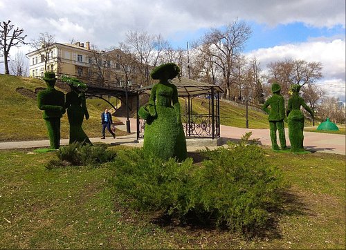 Теперь и Тамбов – в этом городе также хотят ввести туристический налог. Ставка стандартная – 1% от стоимости номера в следующем году, но не менее 100 руб. за ночь. Чиновники прогнозируют, что смогут в 2025-м получить за счет налога более 26 млн руб.   А вот оппозиция в местной думе сомневается: Тамбов – город не туристический и поэтому не факт, что деньги удастся собрать. К тому же в пояснительной записке к законопроекту не сказано, куда пойдут средства от налога. Хотя должно быть четко написано – на развитие туристической инфраструктуры. Интересно, почему не написали?