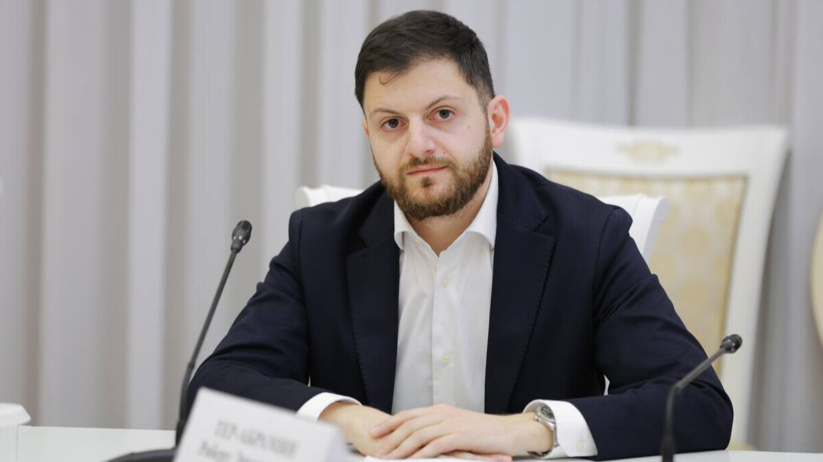Роберт Тер‑Абрамян в июле покинет должность генерального директора «Крыльев Советов», Руслан Пименов уйдёт с поста его заместителя Об этом Тер‑Абрамян рассказал в соцсетях: «В июле я покину пост Генерального директора ПФК «Крылья Советов», а Руслан Пименов - должность моего Зама. Об этой новости я решил сказать сам и заранее, чтобы не было слухов и догадок. Сейчас активно формируется коллектив на следующий сезон и у команды достойный наставник с опытной командой тренеров, которой я желаю успеха и побед! К сожалению, наши взгляды с Руководством Клуба разошлись, но важно в этом вовремя признаться и дать возможность реализовывать идеи Совета директоров и Председателя правления. Со своей стороны приложу все усилия для плавного перехода и бесперебойной работы всего Клуба, чтобы запуск сезона произошел незаметно и максимально эффективно» Правительство Самарской области