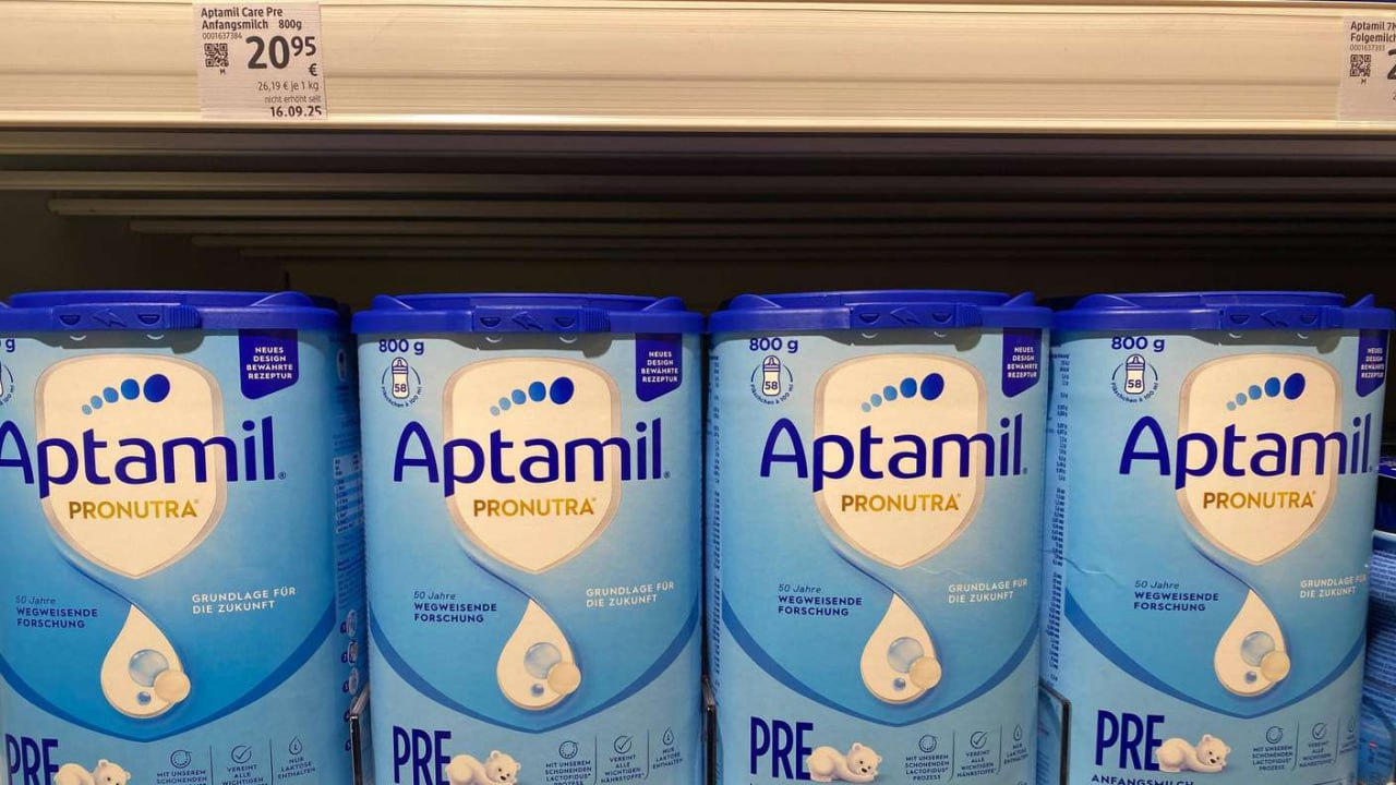 Danone отзывает детские молочные смеси в Австрии и Франции Речь идёт о продукции Aptamil и Milumil Причина возможное наличие в питании токсина цереулида вызывающего рвоту и диарею Его попадание в смеси может быть связано с добавкой маслом арахидоновой кислоты китайского поставщика Cabio Biotech Сообщается что это крупнейшая отзывная кампания в истории бренда Nestle ранее отозвала смеси в 60 странах включая Австрию Францию Германию Швейцарию Румынию Венгрию и Польшу Известно что в Великобритании зарегистрированы 36 случаев заболевания младенцев Подписаться на Говорит Москва Telegram VK MAX